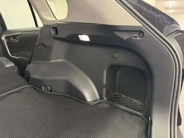トヨタ ＲＡＶ４ アドベンチャー オフロードPKG 三重県 2022(令4)年 1.8万km アティチュードブラックマイカ ガソリン/フルタイム4WD/MTモード付フロアCVT/純正 9インチ ディスプレイオーディオ & ナビ/（FM/AM/Bluetooth/USB/iPod/Miracast/AppleCarPlay/AndroidAuto）/バックガイドモニター/ビルトイン ETC/Toyota Safety Sense/●プリクラッシュセーフティ/●レーントレーシングアシスト/●オートハイビーム/●レーダークルコン/●ロードサインアシスト/・【OP】リヤクロストラフィックオートブレーキ/・【OP】ブラインドスポットモニター/・パーキングサポートブレーキ（前後静止物・後方接近車両*）/・先行車発進告知機能/など/装備/●【OP】デジタルインナーミラー/●合皮シート/●パワーシート（Dメモリー付8way＆ランバーサポート）/●【OP】シートヒーター＆ベンチレーション（D/N）＋ステアリングヒーター/●左右独立オートエアコン/●ステアリングスイッチ/●オートライト/●LEDヘッドランプ&フロントフォグランプ/●プッシュスタート/●スマートキーx1/●純正18inAW/など
