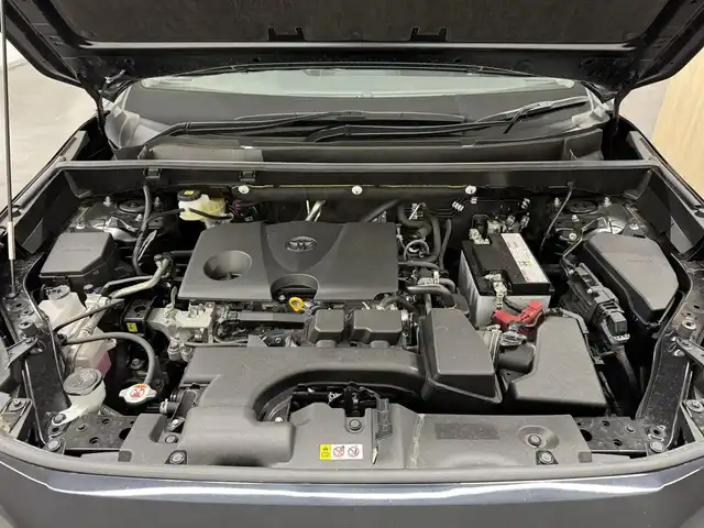 トヨタ ＲＡＶ４ アドベンチャー オフロードPKG 三重県 2022(令4)年 1.8万km アティチュードブラックマイカ ガソリン/フルタイム4WD/MTモード付フロアCVT/純正 9インチ ディスプレイオーディオ & ナビ/（FM/AM/Bluetooth/USB/iPod/Miracast/AppleCarPlay/AndroidAuto）/バックガイドモニター/ビルトイン ETC/Toyota Safety Sense/●プリクラッシュセーフティ/●レーントレーシングアシスト/●オートハイビーム/●レーダークルコン/●ロードサインアシスト/・【OP】リヤクロストラフィックオートブレーキ/・【OP】ブラインドスポットモニター/・パーキングサポートブレーキ（前後静止物・後方接近車両*）/・先行車発進告知機能/など/装備/●【OP】デジタルインナーミラー/●合皮シート/●パワーシート（Dメモリー付8way＆ランバーサポート）/●【OP】シートヒーター＆ベンチレーション（D/N）＋ステアリングヒーター/●左右独立オートエアコン/●ステアリングスイッチ/●オートライト/●LEDヘッドランプ&フロントフォグランプ/●プッシュスタート/●スマートキーx1/●純正18inAW/など