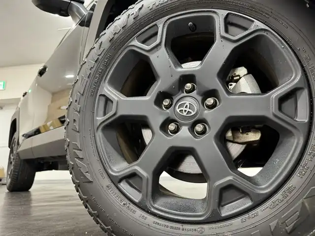 トヨタ ＲＡＶ４ アドベンチャー オフロードPKG 三重県 2022(令4)年 1.8万km アティチュードブラックマイカ ガソリン/フルタイム4WD/MTモード付フロアCVT/純正 9インチ ディスプレイオーディオ & ナビ/（FM/AM/Bluetooth/USB/iPod/Miracast/AppleCarPlay/AndroidAuto）/バックガイドモニター/ビルトイン ETC/Toyota Safety Sense/●プリクラッシュセーフティ/●レーントレーシングアシスト/●オートハイビーム/●レーダークルコン/●ロードサインアシスト/・【OP】リヤクロストラフィックオートブレーキ/・【OP】ブラインドスポットモニター/・パーキングサポートブレーキ（前後静止物・後方接近車両*）/・先行車発進告知機能/など/装備/●【OP】デジタルインナーミラー/●合皮シート/●パワーシート（Dメモリー付8way＆ランバーサポート）/●【OP】シートヒーター＆ベンチレーション（D/N）＋ステアリングヒーター/●左右独立オートエアコン/●ステアリングスイッチ/●オートライト/●LEDヘッドランプ&フロントフォグランプ/●プッシュスタート/●スマートキーx1/●純正18inAW/など