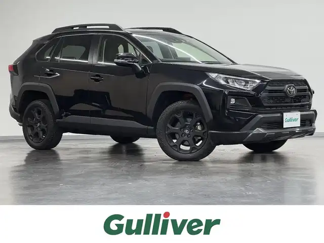 トヨタ ＲＡＶ４ アドベンチャー オフロードPKG 三重県 2022(令4)年 1.8万km アティチュードブラックマイカ ガソリン/フルタイム4WD/MTモード付フロアCVT/純正 9インチ ディスプレイオーディオ & ナビ/（FM/AM/Bluetooth/USB/iPod/Miracast/AppleCarPlay/AndroidAuto）/バックガイドモニター/ビルトイン ETC/Toyota Safety Sense/●プリクラッシュセーフティ/●レーントレーシングアシスト/●オートハイビーム/●レーダークルコン/●ロードサインアシスト/・【OP】リヤクロストラフィックオートブレーキ/・【OP】ブラインドスポットモニター/・パーキングサポートブレーキ（前後静止物・後方接近車両*）/・先行車発進告知機能/など/装備/●【OP】デジタルインナーミラー/●合皮シート/●パワーシート（Dメモリー付8way＆ランバーサポート）/●【OP】シートヒーター＆ベンチレーション（D/N）＋ステアリングヒーター/●左右独立オートエアコン/●ステアリングスイッチ/●オートライト/●LEDヘッドランプ&フロントフォグランプ/●プッシュスタート/●スマートキーx1/●純正18inAW/など