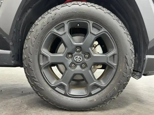 トヨタ ＲＡＶ４ アドベンチャー オフロードPKG 三重県 2022(令4)年 1.8万km アティチュードブラックマイカ ガソリン/フルタイム4WD/MTモード付フロアCVT/純正 9インチ ディスプレイオーディオ & ナビ/（FM/AM/Bluetooth/USB/iPod/Miracast/AppleCarPlay/AndroidAuto）/バックガイドモニター/ビルトイン ETC/Toyota Safety Sense/●プリクラッシュセーフティ/●レーントレーシングアシスト/●オートハイビーム/●レーダークルコン/●ロードサインアシスト/・【OP】リヤクロストラフィックオートブレーキ/・【OP】ブラインドスポットモニター/・パーキングサポートブレーキ（前後静止物・後方接近車両*）/・先行車発進告知機能/など/装備/●【OP】デジタルインナーミラー/●合皮シート/●パワーシート（Dメモリー付8way＆ランバーサポート）/●【OP】シートヒーター＆ベンチレーション（D/N）＋ステアリングヒーター/●左右独立オートエアコン/●ステアリングスイッチ/●オートライト/●LEDヘッドランプ&フロントフォグランプ/●プッシュスタート/●スマートキーx1/●純正18inAW/など