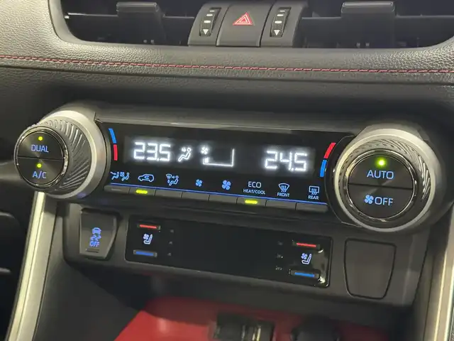 トヨタ ＲＡＶ４ アドベンチャー オフロードPKG 三重県 2022(令4)年 1.8万km アティチュードブラックマイカ ガソリン/フルタイム4WD/MTモード付フロアCVT/純正 9インチ ディスプレイオーディオ & ナビ/（FM/AM/Bluetooth/USB/iPod/Miracast/AppleCarPlay/AndroidAuto）/バックガイドモニター/ビルトイン ETC/Toyota Safety Sense/●プリクラッシュセーフティ/●レーントレーシングアシスト/●オートハイビーム/●レーダークルコン/●ロードサインアシスト/・【OP】リヤクロストラフィックオートブレーキ/・【OP】ブラインドスポットモニター/・パーキングサポートブレーキ（前後静止物・後方接近車両*）/・先行車発進告知機能/など/装備/●【OP】デジタルインナーミラー/●合皮シート/●パワーシート（Dメモリー付8way＆ランバーサポート）/●【OP】シートヒーター＆ベンチレーション（D/N）＋ステアリングヒーター/●左右独立オートエアコン/●ステアリングスイッチ/●オートライト/●LEDヘッドランプ&フロントフォグランプ/●プッシュスタート/●スマートキーx1/●純正18inAW/など