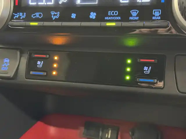 トヨタ ＲＡＶ４ アドベンチャー オフロードPKG 三重県 2022(令4)年 1.8万km アティチュードブラックマイカ ガソリン/フルタイム4WD/MTモード付フロアCVT/純正 9インチ ディスプレイオーディオ & ナビ/（FM/AM/Bluetooth/USB/iPod/Miracast/AppleCarPlay/AndroidAuto）/バックガイドモニター/ビルトイン ETC/Toyota Safety Sense/●プリクラッシュセーフティ/●レーントレーシングアシスト/●オートハイビーム/●レーダークルコン/●ロードサインアシスト/・【OP】リヤクロストラフィックオートブレーキ/・【OP】ブラインドスポットモニター/・パーキングサポートブレーキ（前後静止物・後方接近車両*）/・先行車発進告知機能/など/装備/●【OP】デジタルインナーミラー/●合皮シート/●パワーシート（Dメモリー付8way＆ランバーサポート）/●【OP】シートヒーター＆ベンチレーション（D/N）＋ステアリングヒーター/●左右独立オートエアコン/●ステアリングスイッチ/●オートライト/●LEDヘッドランプ&フロントフォグランプ/●プッシュスタート/●スマートキーx1/●純正18inAW/など