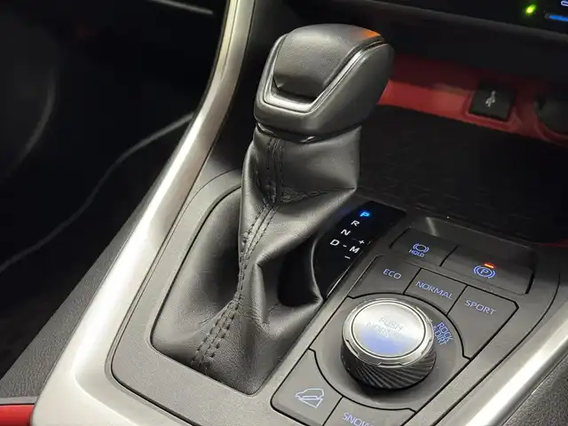トヨタ ＲＡＶ４ アドベンチャー オフロードPKG 三重県 2022(令4)年 1.8万km アティチュードブラックマイカ ガソリン/フルタイム4WD/MTモード付フロアCVT/純正 9インチ ディスプレイオーディオ & ナビ/（FM/AM/Bluetooth/USB/iPod/Miracast/AppleCarPlay/AndroidAuto）/バックガイドモニター/ビルトイン ETC/Toyota Safety Sense/●プリクラッシュセーフティ/●レーントレーシングアシスト/●オートハイビーム/●レーダークルコン/●ロードサインアシスト/・【OP】リヤクロストラフィックオートブレーキ/・【OP】ブラインドスポットモニター/・パーキングサポートブレーキ（前後静止物・後方接近車両*）/・先行車発進告知機能/など/装備/●【OP】デジタルインナーミラー/●合皮シート/●パワーシート（Dメモリー付8way＆ランバーサポート）/●【OP】シートヒーター＆ベンチレーション（D/N）＋ステアリングヒーター/●左右独立オートエアコン/●ステアリングスイッチ/●オートライト/●LEDヘッドランプ&フロントフォグランプ/●プッシュスタート/●スマートキーx1/●純正18inAW/など