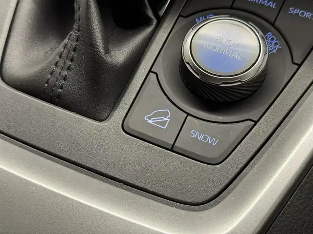 トヨタ ＲＡＶ４ アドベンチャー オフロードPKG 三重県 2022(令4)年 1.8万km アティチュードブラックマイカ ガソリン/フルタイム4WD/MTモード付フロアCVT/純正 9インチ ディスプレイオーディオ & ナビ/（FM/AM/Bluetooth/USB/iPod/Miracast/AppleCarPlay/AndroidAuto）/バックガイドモニター/ビルトイン ETC/Toyota Safety Sense/●プリクラッシュセーフティ/●レーントレーシングアシスト/●オートハイビーム/●レーダークルコン/●ロードサインアシスト/・【OP】リヤクロストラフィックオートブレーキ/・【OP】ブラインドスポットモニター/・パーキングサポートブレーキ（前後静止物・後方接近車両*）/・先行車発進告知機能/など/装備/●【OP】デジタルインナーミラー/●合皮シート/●パワーシート（Dメモリー付8way＆ランバーサポート）/●【OP】シートヒーター＆ベンチレーション（D/N）＋ステアリングヒーター/●左右独立オートエアコン/●ステアリングスイッチ/●オートライト/●LEDヘッドランプ&フロントフォグランプ/●プッシュスタート/●スマートキーx1/●純正18inAW/など