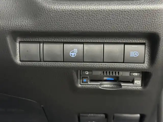 トヨタ ＲＡＶ４ アドベンチャー オフロードPKG 三重県 2022(令4)年 1.8万km アティチュードブラックマイカ ガソリン/フルタイム4WD/MTモード付フロアCVT/純正 9インチ ディスプレイオーディオ & ナビ/（FM/AM/Bluetooth/USB/iPod/Miracast/AppleCarPlay/AndroidAuto）/バックガイドモニター/ビルトイン ETC/Toyota Safety Sense/●プリクラッシュセーフティ/●レーントレーシングアシスト/●オートハイビーム/●レーダークルコン/●ロードサインアシスト/・【OP】リヤクロストラフィックオートブレーキ/・【OP】ブラインドスポットモニター/・パーキングサポートブレーキ（前後静止物・後方接近車両*）/・先行車発進告知機能/など/装備/●【OP】デジタルインナーミラー/●合皮シート/●パワーシート（Dメモリー付8way＆ランバーサポート）/●【OP】シートヒーター＆ベンチレーション（D/N）＋ステアリングヒーター/●左右独立オートエアコン/●ステアリングスイッチ/●オートライト/●LEDヘッドランプ&フロントフォグランプ/●プッシュスタート/●スマートキーx1/●純正18inAW/など