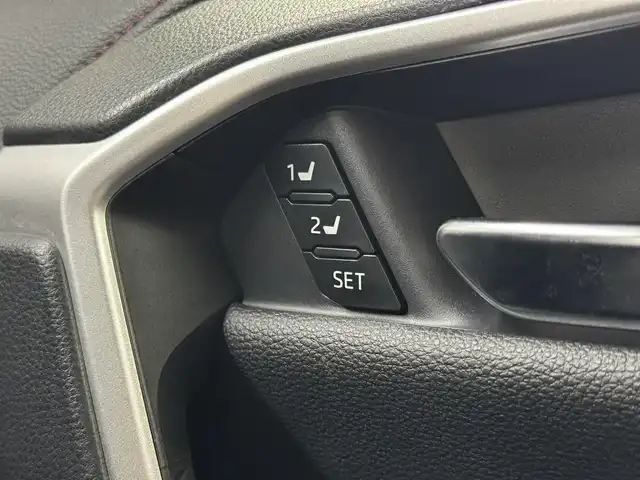 トヨタ ＲＡＶ４ アドベンチャー オフロードPKG 三重県 2022(令4)年 1.8万km アティチュードブラックマイカ ガソリン/フルタイム4WD/MTモード付フロアCVT/純正 9インチ ディスプレイオーディオ & ナビ/（FM/AM/Bluetooth/USB/iPod/Miracast/AppleCarPlay/AndroidAuto）/バックガイドモニター/ビルトイン ETC/Toyota Safety Sense/●プリクラッシュセーフティ/●レーントレーシングアシスト/●オートハイビーム/●レーダークルコン/●ロードサインアシスト/・【OP】リヤクロストラフィックオートブレーキ/・【OP】ブラインドスポットモニター/・パーキングサポートブレーキ（前後静止物・後方接近車両*）/・先行車発進告知機能/など/装備/●【OP】デジタルインナーミラー/●合皮シート/●パワーシート（Dメモリー付8way＆ランバーサポート）/●【OP】シートヒーター＆ベンチレーション（D/N）＋ステアリングヒーター/●左右独立オートエアコン/●ステアリングスイッチ/●オートライト/●LEDヘッドランプ&フロントフォグランプ/●プッシュスタート/●スマートキーx1/●純正18inAW/など
