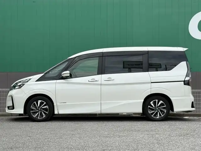 日産 セレナ ハイウェイスター V 千葉県 2020(令2)年 1.7万km ブリリアントホワイトパール 純正SDナビ（AM/FM/CD/DVD/Bluetooth）/フルセグTV/フリップダウンモニター/プロパイロット/両側パワースライドドア/インテリジェントパーキングアシスト/バックカメラ/サイドカメラ/全方位カメラ/ETC/衝突被害軽減システム/LEDヘッドライト/フォグランプ/後席テーブル（カップホルダー付き）/ロールサンシェード/純正アルミホイール/純正フロアマット
