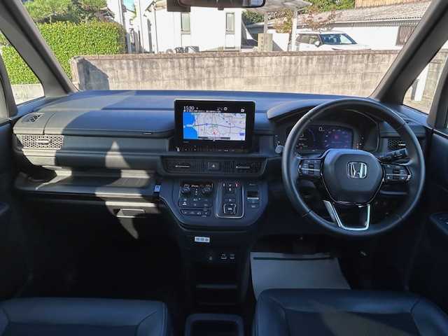 ホンダ ステップワゴン スパーダ eHEV 大阪府 2023(令5)年 2万km プラチナホワイトパール 純正9型ナビ(BT/CD/DVD/SD/フルセグ)/バックカメラ/フリップダウンモニター/ブラインドスポットモニター/衝突被害軽減システム/レーンキープアシスト/コーナーセンサー/アダクティブクルーズコントロール/オートライト/オートマチックハイビーム/純正アルミホイール/純正フロアマット/両側パワースライドドア/電動リアゲート/電動格納ミラー/ドライブレコーダー/ETC/プッシュスタートボタン