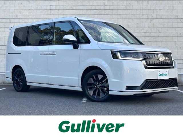 ホンダ ステップワゴン スパーダ eHEV 大阪府 2023(令5)年 2万km プラチナホワイトパール 純正9型ナビ(BT/CD/DVD/SD/フルセグ)/バックカメラ/フリップダウンモニター/ブラインドスポットモニター/衝突被害軽減システム/レーンキープアシスト/コーナーセンサー/アダクティブクルーズコントロール/オートライト/オートマチックハイビーム/純正アルミホイール/純正フロアマット/両側パワースライドドア/電動リアゲート/電動格納ミラー/ドライブレコーダー/ETC/プッシュスタートボタン