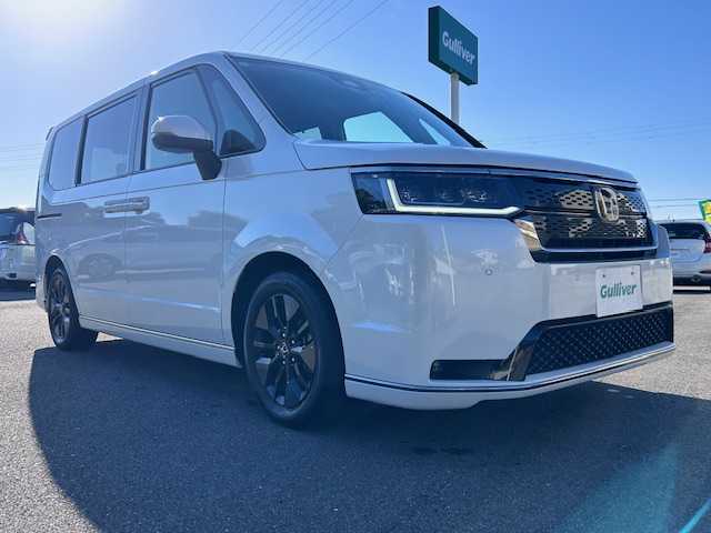 ホンダ ステップワゴン スパーダ eHEV 大阪府 2023(令5)年 2万km プラチナホワイトパール 純正9型ナビ(BT/CD/DVD/SD/フルセグ)/バックカメラ/フリップダウンモニター/ブラインドスポットモニター/衝突被害軽減システム/レーンキープアシスト/コーナーセンサー/アダクティブクルーズコントロール/オートライト/オートマチックハイビーム/純正アルミホイール/純正フロアマット/両側パワースライドドア/電動リアゲート/電動格納ミラー/ドライブレコーダー/ETC/プッシュスタートボタン