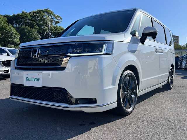 ホンダ ステップワゴン スパーダ eHEV 大阪府 2023(令5)年 2万km プラチナホワイトパール 純正9型ナビ(BT/CD/DVD/SD/フルセグ)/バックカメラ/フリップダウンモニター/ブラインドスポットモニター/衝突被害軽減システム/レーンキープアシスト/コーナーセンサー/アダクティブクルーズコントロール/オートライト/オートマチックハイビーム/純正アルミホイール/純正フロアマット/両側パワースライドドア/電動リアゲート/電動格納ミラー/ドライブレコーダー/ETC/プッシュスタートボタン