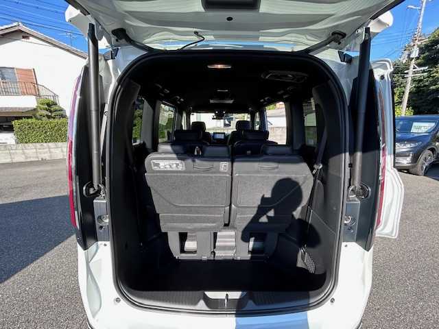 ホンダ ステップワゴン スパーダ eHEV 大阪府 2023(令5)年 2万km プラチナホワイトパール 純正9型ナビ(BT/CD/DVD/SD/フルセグ)/バックカメラ/フリップダウンモニター/ブラインドスポットモニター/衝突被害軽減システム/レーンキープアシスト/コーナーセンサー/アダクティブクルーズコントロール/オートライト/オートマチックハイビーム/純正アルミホイール/純正フロアマット/両側パワースライドドア/電動リアゲート/電動格納ミラー/ドライブレコーダー/ETC/プッシュスタートボタン