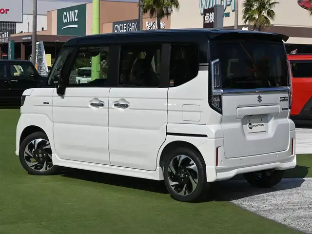 スズキ スペーシア カスタム HYBRID XS 千葉県 2025(令7)年 0.1千km ピュアホワイトパール/ブラック2トーン カスタム HV XS　全方位モニター付きメモリ-ナビゲーション・スズキコネクト対応通信機装着車(195800円)/スズキセーフティサポート/レーダークルーズコントロール/アイドリングストップ/両側パワースライドドア/ハーフレザーシート/前席シートヒーター/9インチ純正メモリーナビ/地デジTV/【Bluetooth接続】/全方位モニター/ヘッドアップディスプレイ/革巻きステアリング/ステアリングヒーター/ステアリングスイッチ/LEDヘッドライト/ウインカーミラー/純正15インチアルミホイル/サイド/カーテンエアバッグ/携帯リモコン