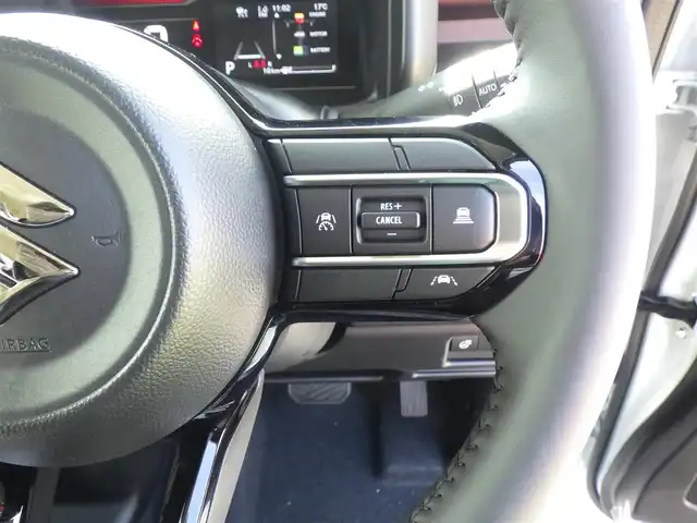 スズキ スペーシア カスタム HYBRID XS 千葉県 2025(令7)年 0.1千km ピュアホワイトパール/ブラック2トーン カスタム HV XS　全方位モニター付きメモリ-ナビゲーション・スズキコネクト対応通信機装着車(195800円)/スズキセーフティサポート/レーダークルーズコントロール/アイドリングストップ/両側パワースライドドア/ハーフレザーシート/前席シートヒーター/9インチ純正メモリーナビ/地デジTV/【Bluetooth接続】/全方位モニター/ヘッドアップディスプレイ/革巻きステアリング/ステアリングヒーター/ステアリングスイッチ/LEDヘッドライト/ウインカーミラー/純正15インチアルミホイル/サイド/カーテンエアバッグ/携帯リモコン