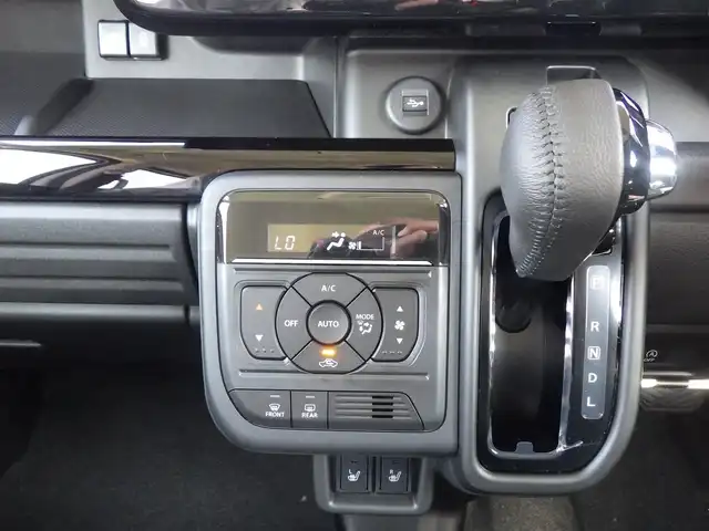 スズキ スペーシア カスタム HYBRID XS 千葉県 2025(令7)年 0.1千km ピュアホワイトパール/ブラック2トーン カスタム HV XS　全方位モニター付きメモリ-ナビゲーション・スズキコネクト対応通信機装着車(195800円)/スズキセーフティサポート/レーダークルーズコントロール/アイドリングストップ/両側パワースライドドア/ハーフレザーシート/前席シートヒーター/9インチ純正メモリーナビ/地デジTV/【Bluetooth接続】/全方位モニター/ヘッドアップディスプレイ/革巻きステアリング/ステアリングヒーター/ステアリングスイッチ/LEDヘッドライト/ウインカーミラー/純正15インチアルミホイル/サイド/カーテンエアバッグ/携帯リモコン