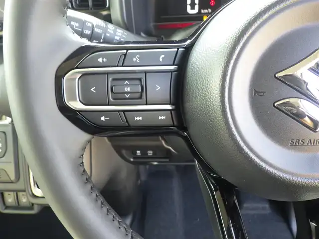 スズキ スペーシア カスタム HYBRID XS 千葉県 2025(令7)年 0.1千km ピュアホワイトパール/ブラック2トーン カスタム HV XS　全方位モニター付きメモリ-ナビゲーション・スズキコネクト対応通信機装着車(195800円)/スズキセーフティサポート/レーダークルーズコントロール/アイドリングストップ/両側パワースライドドア/ハーフレザーシート/前席シートヒーター/9インチ純正メモリーナビ/地デジTV/【Bluetooth接続】/全方位モニター/ヘッドアップディスプレイ/革巻きステアリング/ステアリングヒーター/ステアリングスイッチ/LEDヘッドライト/ウインカーミラー/純正15インチアルミホイル/サイド/カーテンエアバッグ/携帯リモコン