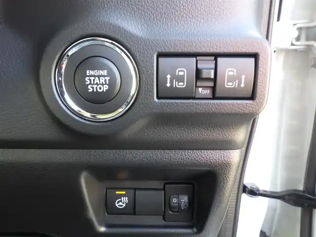 スズキ スペーシア カスタム HYBRID XS 千葉県 2025(令7)年 0.1千km ピュアホワイトパール/ブラック2トーン カスタム HV XS　全方位モニター付きメモリ-ナビゲーション・スズキコネクト対応通信機装着車(195800円)/スズキセーフティサポート/レーダークルーズコントロール/アイドリングストップ/両側パワースライドドア/ハーフレザーシート/前席シートヒーター/9インチ純正メモリーナビ/地デジTV/【Bluetooth接続】/全方位モニター/ヘッドアップディスプレイ/革巻きステアリング/ステアリングヒーター/ステアリングスイッチ/LEDヘッドライト/ウインカーミラー/純正15インチアルミホイル/サイド/カーテンエアバッグ/携帯リモコン