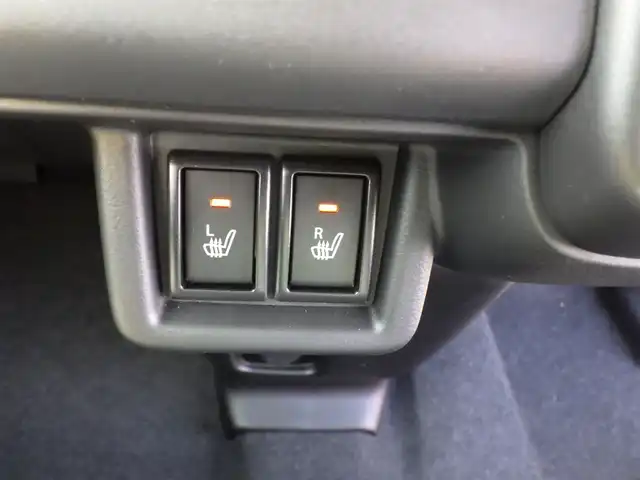 スズキ スペーシア カスタム HYBRID XS 千葉県 2025(令7)年 0.1千km ピュアホワイトパール/ブラック2トーン カスタム HV XS　全方位モニター付きメモリ-ナビゲーション・スズキコネクト対応通信機装着車(195800円)/スズキセーフティサポート/レーダークルーズコントロール/アイドリングストップ/両側パワースライドドア/ハーフレザーシート/前席シートヒーター/9インチ純正メモリーナビ/地デジTV/【Bluetooth接続】/全方位モニター/ヘッドアップディスプレイ/革巻きステアリング/ステアリングヒーター/ステアリングスイッチ/LEDヘッドライト/ウインカーミラー/純正15インチアルミホイル/サイド/カーテンエアバッグ/携帯リモコン