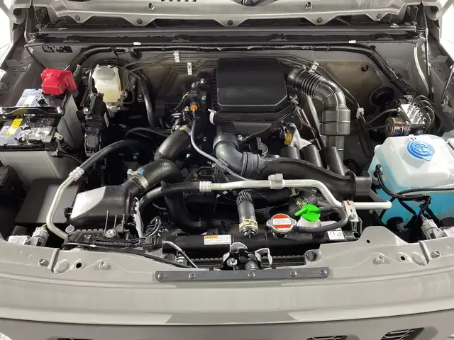 スズキ ジムニー XC 神奈川県 2025(令7)年 0.1千km ミディアムグレー ４WD/ターボ/セーフティサポート/デュアルセンサーブレーキサポート/誤発進抑制機能/車線逸脱警報機能/ふらつき警報機能/先行車発進お知らせ機能/標識認識機能/ハイビームアシスト/リアセンサー/クルーズコントロール/アイドリングストップ/ダウンヒルアシストコントロール/革巻きコンビステアリング/前席シートヒーター/革巻きステアリング/ステアリングスイッチ/プッシュスタート/スマートキー/LEDヘッドランプ/LEDフロントフォグランプ/オートライト/ヘッドライトウォッシャー/純正16インチアルミホイール/背面タイヤ/取説　保証書　スペアキー