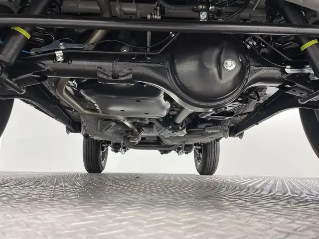 スズキ ジムニー XC 神奈川県 2025(令7)年 0.1千km ミディアムグレー ４WD/ターボ/セーフティサポート/デュアルセンサーブレーキサポート/誤発進抑制機能/車線逸脱警報機能/ふらつき警報機能/先行車発進お知らせ機能/標識認識機能/ハイビームアシスト/リアセンサー/クルーズコントロール/アイドリングストップ/ダウンヒルアシストコントロール/革巻きコンビステアリング/前席シートヒーター/革巻きステアリング/ステアリングスイッチ/プッシュスタート/スマートキー/LEDヘッドランプ/LEDフロントフォグランプ/オートライト/ヘッドライトウォッシャー/純正16インチアルミホイール/背面タイヤ/取説　保証書　スペアキー