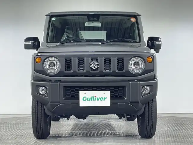 スズキ ジムニー XC 神奈川県 2025(令7)年 0.1千km ミディアムグレー ４WD/ターボ/セーフティサポート/デュアルセンサーブレーキサポート/誤発進抑制機能/車線逸脱警報機能/ふらつき警報機能/先行車発進お知らせ機能/標識認識機能/ハイビームアシスト/リアセンサー/クルーズコントロール/アイドリングストップ/ダウンヒルアシストコントロール/革巻きコンビステアリング/前席シートヒーター/革巻きステアリング/ステアリングスイッチ/プッシュスタート/スマートキー/LEDヘッドランプ/LEDフロントフォグランプ/オートライト/ヘッドライトウォッシャー/純正16インチアルミホイール/背面タイヤ/取説　保証書　スペアキー
