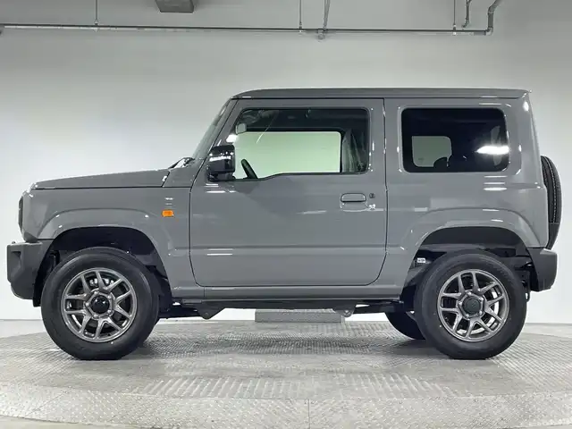 スズキ ジムニー XC 神奈川県 2025(令7)年 0.1千km ミディアムグレー ４WD/ターボ/セーフティサポート/デュアルセンサーブレーキサポート/誤発進抑制機能/車線逸脱警報機能/ふらつき警報機能/先行車発進お知らせ機能/標識認識機能/ハイビームアシスト/リアセンサー/クルーズコントロール/アイドリングストップ/ダウンヒルアシストコントロール/革巻きコンビステアリング/前席シートヒーター/革巻きステアリング/ステアリングスイッチ/プッシュスタート/スマートキー/LEDヘッドランプ/LEDフロントフォグランプ/オートライト/ヘッドライトウォッシャー/純正16インチアルミホイール/背面タイヤ/取説　保証書　スペアキー