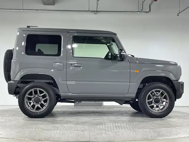 スズキ ジムニー XC 神奈川県 2025(令7)年 0.1千km ミディアムグレー ４WD/ターボ/セーフティサポート/デュアルセンサーブレーキサポート/誤発進抑制機能/車線逸脱警報機能/ふらつき警報機能/先行車発進お知らせ機能/標識認識機能/ハイビームアシスト/リアセンサー/クルーズコントロール/アイドリングストップ/ダウンヒルアシストコントロール/革巻きコンビステアリング/前席シートヒーター/革巻きステアリング/ステアリングスイッチ/プッシュスタート/スマートキー/LEDヘッドランプ/LEDフロントフォグランプ/オートライト/ヘッドライトウォッシャー/純正16インチアルミホイール/背面タイヤ/取説　保証書　スペアキー