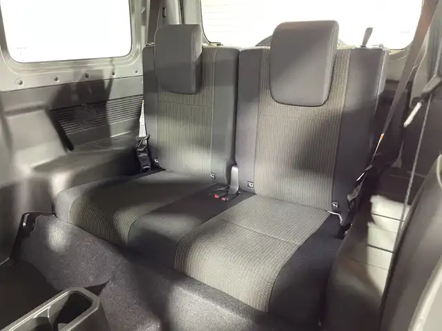 スズキ ジムニー XC 神奈川県 2025(令7)年 0.1千km ミディアムグレー ４WD/ターボ/セーフティサポート/デュアルセンサーブレーキサポート/誤発進抑制機能/車線逸脱警報機能/ふらつき警報機能/先行車発進お知らせ機能/標識認識機能/ハイビームアシスト/リアセンサー/クルーズコントロール/アイドリングストップ/ダウンヒルアシストコントロール/革巻きコンビステアリング/前席シートヒーター/革巻きステアリング/ステアリングスイッチ/プッシュスタート/スマートキー/LEDヘッドランプ/LEDフロントフォグランプ/オートライト/ヘッドライトウォッシャー/純正16インチアルミホイール/背面タイヤ/取説　保証書　スペアキー