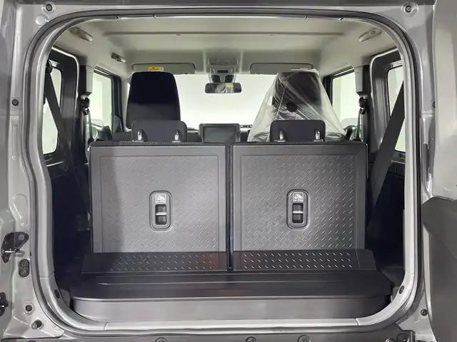 スズキ ジムニー XC 神奈川県 2025(令7)年 0.1千km ミディアムグレー ４WD/ターボ/セーフティサポート/デュアルセンサーブレーキサポート/誤発進抑制機能/車線逸脱警報機能/ふらつき警報機能/先行車発進お知らせ機能/標識認識機能/ハイビームアシスト/リアセンサー/クルーズコントロール/アイドリングストップ/ダウンヒルアシストコントロール/革巻きコンビステアリング/前席シートヒーター/革巻きステアリング/ステアリングスイッチ/プッシュスタート/スマートキー/LEDヘッドランプ/LEDフロントフォグランプ/オートライト/ヘッドライトウォッシャー/純正16インチアルミホイール/背面タイヤ/取説　保証書　スペアキー