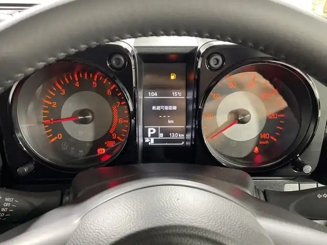 スズキ ジムニー XC 神奈川県 2025(令7)年 0.1千km ミディアムグレー ４WD/ターボ/セーフティサポート/デュアルセンサーブレーキサポート/誤発進抑制機能/車線逸脱警報機能/ふらつき警報機能/先行車発進お知らせ機能/標識認識機能/ハイビームアシスト/リアセンサー/クルーズコントロール/アイドリングストップ/ダウンヒルアシストコントロール/革巻きコンビステアリング/前席シートヒーター/革巻きステアリング/ステアリングスイッチ/プッシュスタート/スマートキー/LEDヘッドランプ/LEDフロントフォグランプ/オートライト/ヘッドライトウォッシャー/純正16インチアルミホイール/背面タイヤ/取説　保証書　スペアキー