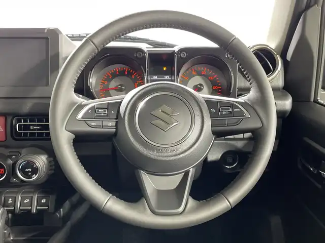 スズキ ジムニー XC 神奈川県 2025(令7)年 0.1千km ミディアムグレー ４WD/ターボ/セーフティサポート/デュアルセンサーブレーキサポート/誤発進抑制機能/車線逸脱警報機能/ふらつき警報機能/先行車発進お知らせ機能/標識認識機能/ハイビームアシスト/リアセンサー/クルーズコントロール/アイドリングストップ/ダウンヒルアシストコントロール/革巻きコンビステアリング/前席シートヒーター/革巻きステアリング/ステアリングスイッチ/プッシュスタート/スマートキー/LEDヘッドランプ/LEDフロントフォグランプ/オートライト/ヘッドライトウォッシャー/純正16インチアルミホイール/背面タイヤ/取説　保証書　スペアキー