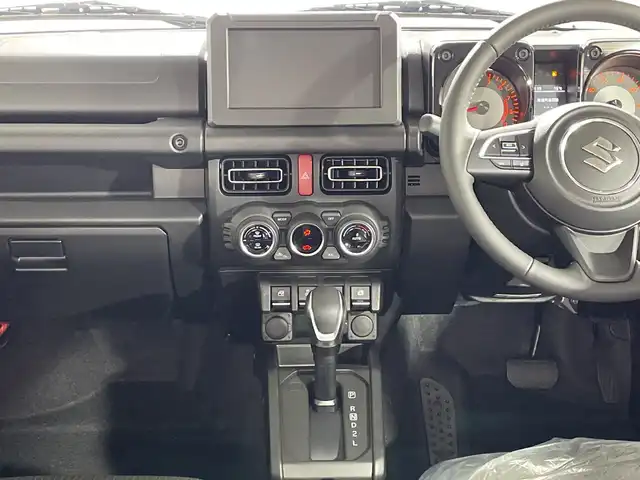 スズキ ジムニー XC 神奈川県 2025(令7)年 0.1千km ミディアムグレー ４WD/ターボ/セーフティサポート/デュアルセンサーブレーキサポート/誤発進抑制機能/車線逸脱警報機能/ふらつき警報機能/先行車発進お知らせ機能/標識認識機能/ハイビームアシスト/リアセンサー/クルーズコントロール/アイドリングストップ/ダウンヒルアシストコントロール/革巻きコンビステアリング/前席シートヒーター/革巻きステアリング/ステアリングスイッチ/プッシュスタート/スマートキー/LEDヘッドランプ/LEDフロントフォグランプ/オートライト/ヘッドライトウォッシャー/純正16インチアルミホイール/背面タイヤ/取説　保証書　スペアキー