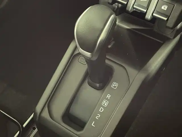 スズキ ジムニー XC 神奈川県 2025(令7)年 0.1千km ミディアムグレー ４WD/ターボ/セーフティサポート/デュアルセンサーブレーキサポート/誤発進抑制機能/車線逸脱警報機能/ふらつき警報機能/先行車発進お知らせ機能/標識認識機能/ハイビームアシスト/リアセンサー/クルーズコントロール/アイドリングストップ/ダウンヒルアシストコントロール/革巻きコンビステアリング/前席シートヒーター/革巻きステアリング/ステアリングスイッチ/プッシュスタート/スマートキー/LEDヘッドランプ/LEDフロントフォグランプ/オートライト/ヘッドライトウォッシャー/純正16インチアルミホイール/背面タイヤ/取説　保証書　スペアキー