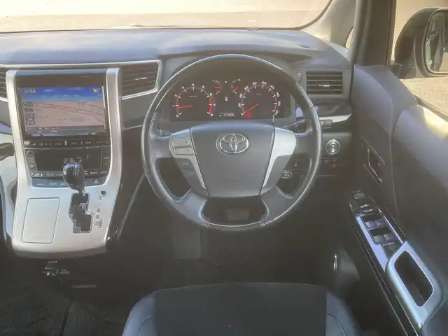 トヨタ ヴェルファイア 2．4Z ゴールデンアイズ 埼玉県 2013(平25)年 12.7万km ホワイトパールクリスタルシャイン (株)IDOMが運営する【じしゃロン鳩ヶ谷店】の自社ローン専用車両になりますこちらは現金またはオートローンご利用時の価格です。自社ローンご希望の方は別途その旨お申付け下さい/登録時127098km/アルパイン9インチSDナビ(品番:VIE-X009)/バックカメラ/社外フリップダウンモニター/オットマン/キャプテンシート/クルーズコントロール追従機能無/プッシュスタート/両側パワースライドドア/ワンタッチオートスライドドア/ETC/HIDヘッドライト/ハーフレザーシート/ドライブレコーダー/クリアランスソナー/プッシュスタート/ナノイー/パワーバックドア/電動格納機能付きウインカーミラー