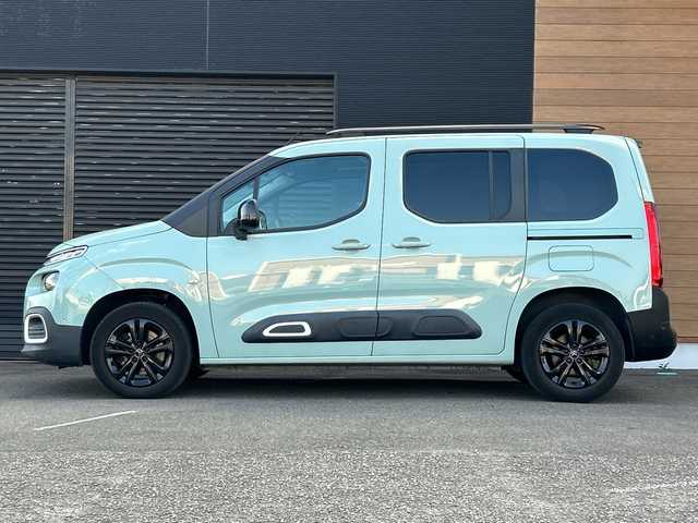 シトロエン ベルランゴ シャイン 宮崎県 2020(令2)年 5.2万km 緑 純正ナビ/・Bluetooth/・CarPlaｙ/・AM/FM/・iPod/・USB/ハロゲンライト/・ブラインドスポットモニター/・インテリジェントハイビーム/・オートライト/マルチパノラミックルーフ/ETC/リアモニター/ワイヤレス充電/プッシュスタート/両側スライドドア/純正16インチアルミホイール/スマートキー