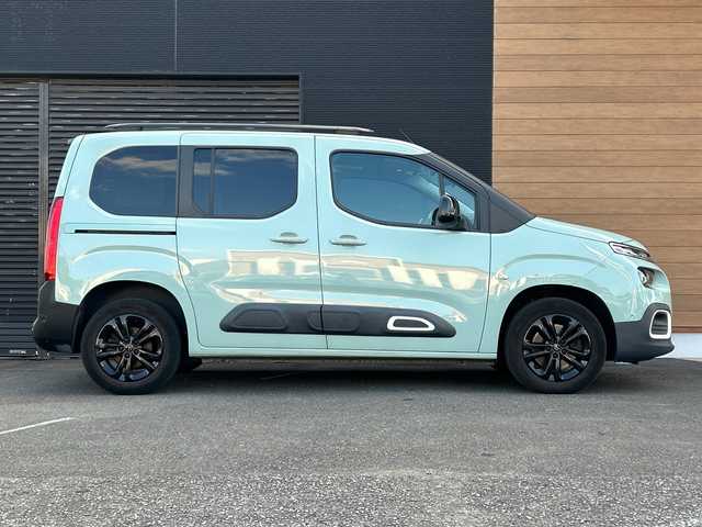 シトロエン ベルランゴ シャイン 宮崎県 2020(令2)年 5.2万km 緑 純正ナビ/・Bluetooth/・CarPlaｙ/・AM/FM/・iPod/・USB/ハロゲンライト/・ブラインドスポットモニター/・インテリジェントハイビーム/・オートライト/マルチパノラミックルーフ/ETC/リアモニター/ワイヤレス充電/プッシュスタート/両側スライドドア/純正16インチアルミホイール/スマートキー