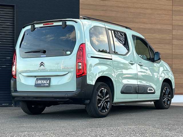 シトロエン ベルランゴ シャイン 宮崎県 2020(令2)年 5.2万km 緑 純正ナビ/・Bluetooth/・CarPlaｙ/・AM/FM/・iPod/・USB/ハロゲンライト/・ブラインドスポットモニター/・インテリジェントハイビーム/・オートライト/マルチパノラミックルーフ/ETC/リアモニター/ワイヤレス充電/プッシュスタート/両側スライドドア/純正16インチアルミホイール/スマートキー