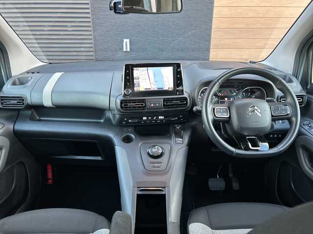 シトロエン ベルランゴ シャイン 宮崎県 2020(令2)年 5.2万km 緑 純正ナビ/・Bluetooth/・CarPlaｙ/・AM/FM/・iPod/・USB/ハロゲンライト/・ブラインドスポットモニター/・インテリジェントハイビーム/・オートライト/マルチパノラミックルーフ/ETC/リアモニター/ワイヤレス充電/プッシュスタート/両側スライドドア/純正16インチアルミホイール/スマートキー