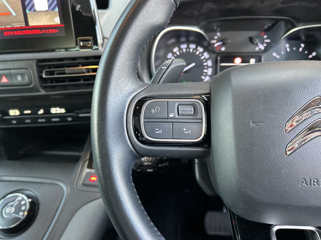 シトロエン ベルランゴ シャイン 宮崎県 2020(令2)年 5.2万km 緑 純正ナビ/・Bluetooth/・CarPlaｙ/・AM/FM/・iPod/・USB/ハロゲンライト/・ブラインドスポットモニター/・インテリジェントハイビーム/・オートライト/マルチパノラミックルーフ/ETC/リアモニター/ワイヤレス充電/プッシュスタート/両側スライドドア/純正16インチアルミホイール/スマートキー