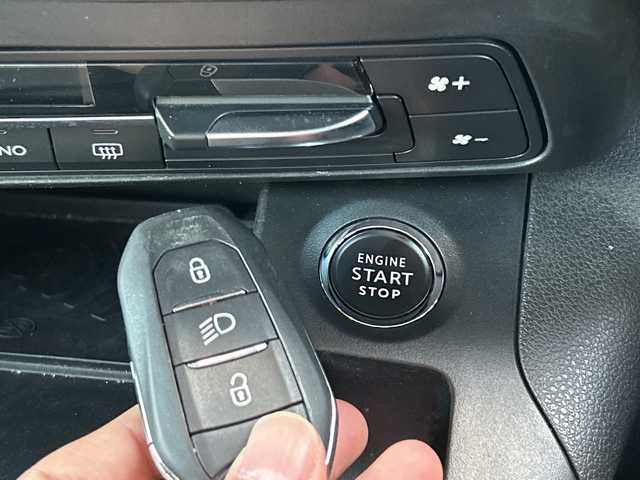 シトロエン ベルランゴ シャイン 宮崎県 2020(令2)年 5.2万km 緑 純正ナビ/・Bluetooth/・CarPlaｙ/・AM/FM/・iPod/・USB/ハロゲンライト/・ブラインドスポットモニター/・インテリジェントハイビーム/・オートライト/マルチパノラミックルーフ/ETC/リアモニター/ワイヤレス充電/プッシュスタート/両側スライドドア/純正16インチアルミホイール/スマートキー