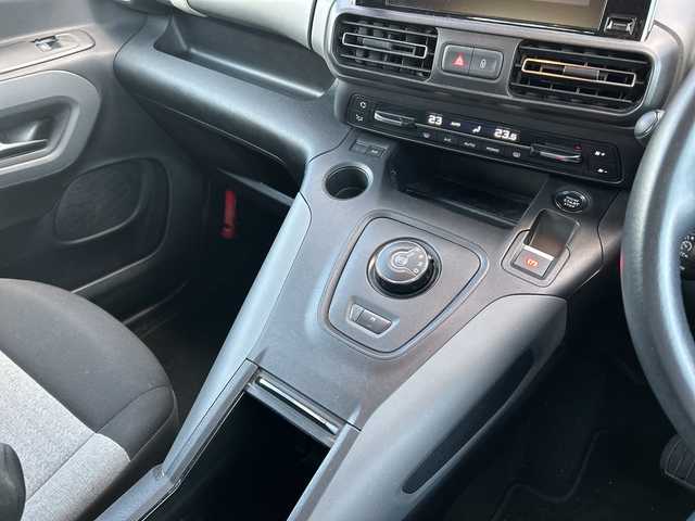 シトロエン ベルランゴ シャイン 宮崎県 2020(令2)年 5.2万km 緑 純正ナビ/・Bluetooth/・CarPlaｙ/・AM/FM/・iPod/・USB/ハロゲンライト/・ブラインドスポットモニター/・インテリジェントハイビーム/・オートライト/マルチパノラミックルーフ/ETC/リアモニター/ワイヤレス充電/プッシュスタート/両側スライドドア/純正16インチアルミホイール/スマートキー