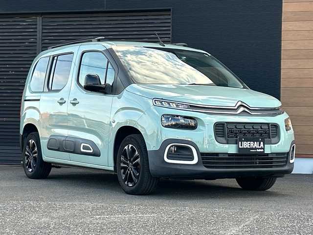 シトロエン ベルランゴ シャイン 宮崎県 2020(令2)年 5.2万km 緑 純正ナビ/・Bluetooth/・CarPlaｙ/・AM/FM/・iPod/・USB/ハロゲンライト/・ブラインドスポットモニター/・インテリジェントハイビーム/・オートライト/マルチパノラミックルーフ/ETC/リアモニター/ワイヤレス充電/プッシュスタート/両側スライドドア/純正16インチアルミホイール/スマートキー