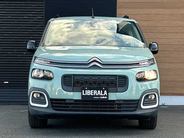 シトロエン ベルランゴ シャイン 宮崎県 2020(令2)年 5.2万km 緑 純正ナビ/・Bluetooth/・CarPlaｙ/・AM/FM/・iPod/・USB/ハロゲンライト/・ブラインドスポットモニター/・インテリジェントハイビーム/・オートライト/マルチパノラミックルーフ/ETC/リアモニター/ワイヤレス充電/プッシュスタート/両側スライドドア/純正16インチアルミホイール/スマートキー