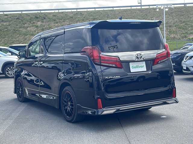 トヨタ アルファード S タイプゴールドⅡ 青森県 2021(令3)年 5.3万km ブラック ・寒冷地仕様/・４WD/・TRDエアロ/・純正ディスプレイオーディオ/・USB/Bluetooth/・バックカメラ/・プッシュスタート/・スマートキー/・スペアキー1本/・トヨタセーフティセンス/・レーダークルーズコントロール/・横滑り防止装置/・オートマチックハイビーム/・MTモード付AT/・LEDヘットライト/・アイドリングストップ/・コーナーセンサー/・ワイパーデアイサ/・ビルトインETC/・ドライブレコーダー（前後）/・両側パワースライドドア/・パワーバックドア/・オットマン/・社外16インチAW/・純正16インチ冬タイヤ積込/・純正フロアマット/・純正ドアバイザー