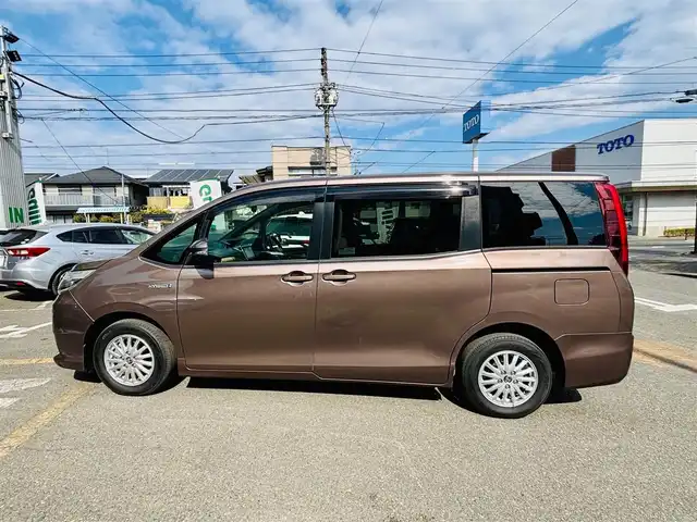 トヨタ ノア ハイブリッド G 神奈川県 2014(平26)年 4.9万km ダークシェリーマイカM ワンオーナー/メモリナビ/フルセグテレビ/バックカメラ/フリップダウンモニター/両側パワースライドドア