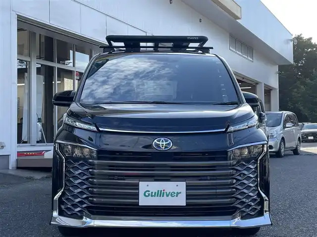 トヨタ ヴォクシー ハイブリッド S－G 千葉県 2022(令4)年 2.2万km アティチュードブラックマイカ ワンオーナー/10インチ純正ディスプレイオーディオ/純正ナビ/(AM/FM/BT/フルセグ/miracast/HDMI)/CD/DVDデッキ(OP)/14型フリップダウンモニター(V14T-R72R)/バックカメラ/コーナーセンサー/両側パワースライドドア/レータークルーズコントロール/オートハイビーム/前後ドラレコ(TZ-DR210)/純正シートカバー/シートヒーター/ETC2.0/社外スタッドレスタイヤ積込6分山(205/60/R16)/保証書・取説/inoo ルーフラック(鍵・取説有)