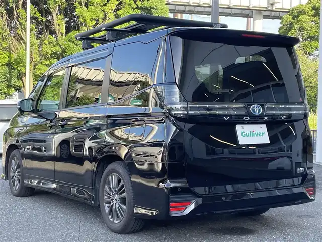 トヨタ ヴォクシー ハイブリッド S－G 千葉県 2022(令4)年 2.2万km アティチュードブラックマイカ ワンオーナー/10インチ純正ディスプレイオーディオ/純正ナビ/(AM/FM/BT/フルセグ/miracast/HDMI)/CD/DVDデッキ(OP)/14型フリップダウンモニター(V14T-R72R)/バックカメラ/コーナーセンサー/両側パワースライドドア/レータークルーズコントロール/オートハイビーム/前後ドラレコ(TZ-DR210)/純正シートカバー/シートヒーター/ETC2.0/社外スタッドレスタイヤ積込6分山(205/60/R16)/保証書・取説/inoo ルーフラック(鍵・取説有)