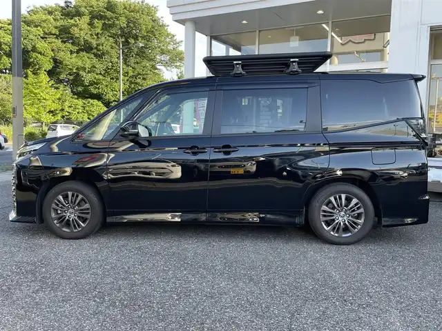 トヨタ ヴォクシー ハイブリッド S－G 千葉県 2022(令4)年 2.2万km アティチュードブラックマイカ ワンオーナー/10インチ純正ディスプレイオーディオ/純正ナビ/(AM/FM/BT/フルセグ/miracast/HDMI)/CD/DVDデッキ(OP)/14型フリップダウンモニター(V14T-R72R)/バックカメラ/コーナーセンサー/両側パワースライドドア/レータークルーズコントロール/オートハイビーム/前後ドラレコ(TZ-DR210)/純正シートカバー/シートヒーター/ETC2.0/社外スタッドレスタイヤ積込6分山(205/60/R16)/保証書・取説/inoo ルーフラック(鍵・取説有)