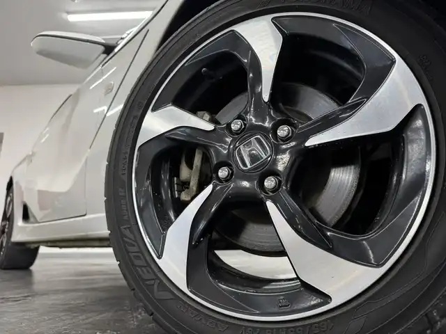 ホンダ Ｓ６６０ α 三重県 2016(平28)年 3.9万km プレミアムスターホワイトP ガソリン・ターボ/MR/6F/iPod対応USBプレーヤー（AUXジャックあり）／AM・FMチューナー/バックカメラ/ドライブレコーダー 前方/ETC/安全/・運転席用＆助手席用i-SRSエアバッグシステム/・i-サイドエアバッグシステム/・VSA/・EBD（電子制御制動力配分システム）付ABS/・ヒルスタートアシスト機能/装備/・【OP】アシンメトリーカラースポーツレザーシート（運転席：ライトグレー／助手席：ダークグレー）/・ハーフレザーシート/・クルーズコントロール/・オートライト/・LEDヘッドライト/・オートエアコン/・ステアリングスイッチ/・プッシュスタート/・パワーウインドウ/・パワーステアリング/・本革巻きステアリング/・フロント15x5J / リア16×6.5J 純正アルミホイール/・保/・スマートキーx1